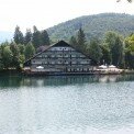 hotelsko-poslopje-ob-jezeru