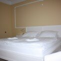 bela-grajska-postelja-hotel-grad-hrib