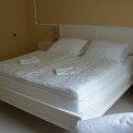 bela-soba-zakonska-postelja-hotel-bor